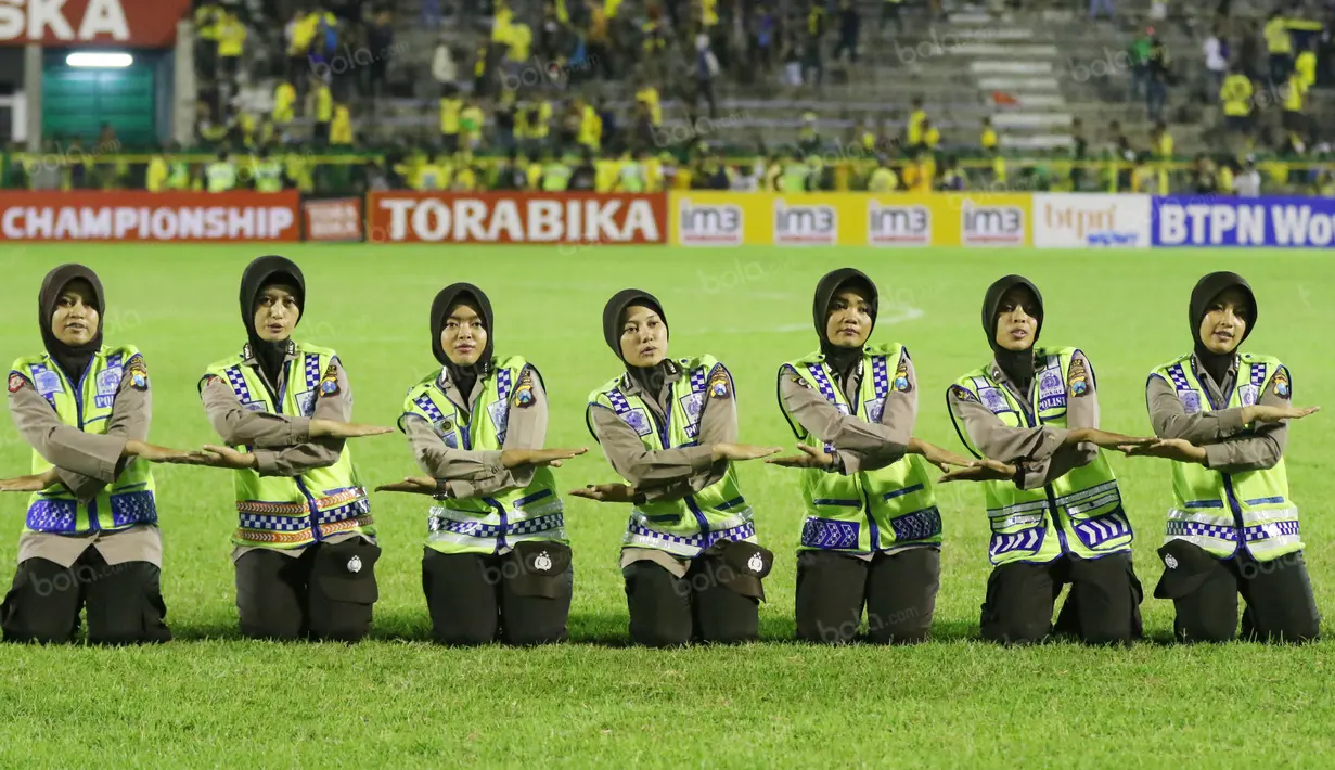 Salah satu aksi Polwan yang tergabung dalam grup Warabsari dengan seni Banjari usai laga Gresik United melawan Sriwijaya FC pada Torabika SC 2016 di Stadion Tri Dharma, Minggu(12/6/2016). (Bola.com/Nicklas Hanoatubun)