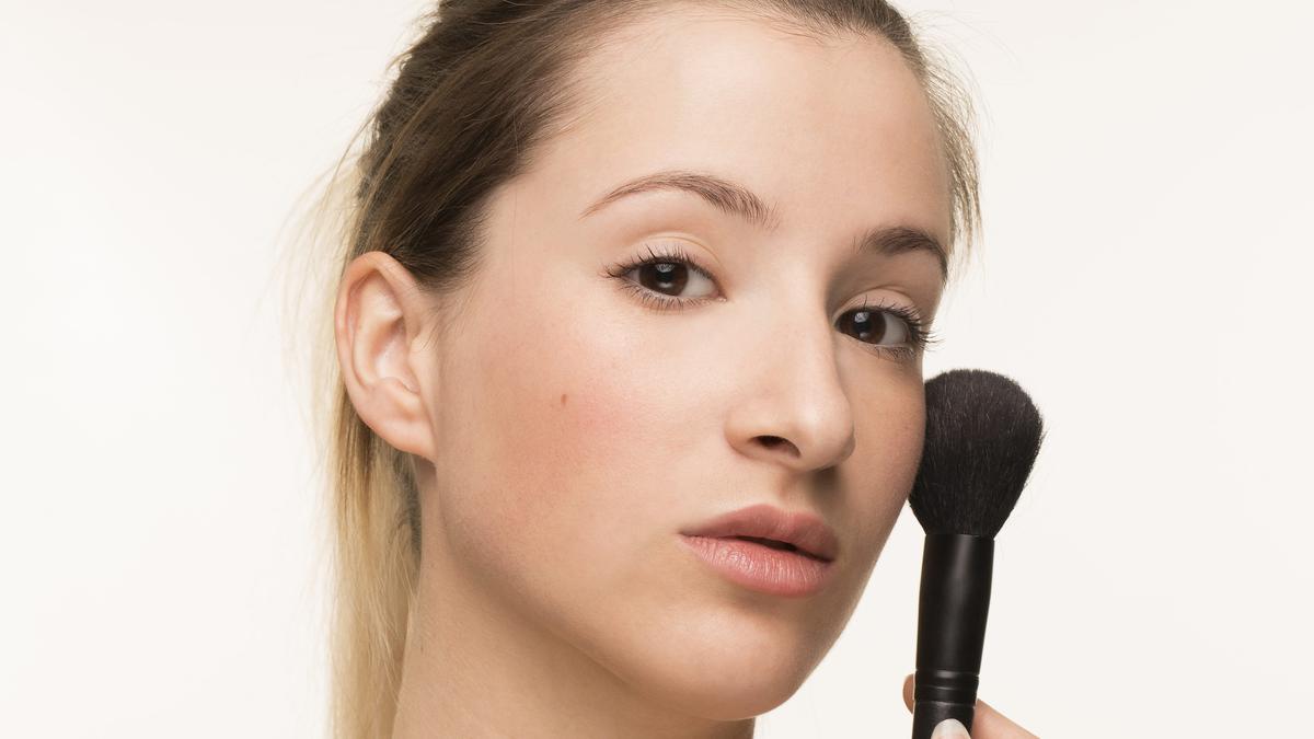 Trik Ampuh Atasi Blush yang Patchy Setelah Makeup Diset, Biar Hasilnya Tetap Flawless!