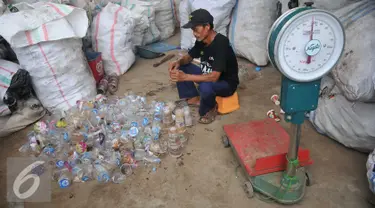 Pekerja memisahkan limbah botol plastik untuk di olah di Perumahan Vida, Bekasi (19/3). Limbah botol plastik dimanfaatkan menjadi bahan mentah yang bernilai ekonomis sekaligus untuk mengurangi dampak pencemaran lingkungan. (Liputan6.com/Gempur M Surya)