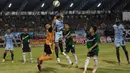 Kiper Persidago, Muhtar berusaha mengamankan bola saat bertanding menghadapi Perserang pada laga perdana Piala Kemerdekaan di Stadion Maulana Yusuf, Serang, Sabtu (15/8/2015). (Bola.com/Vitalis Yogi Trisna)