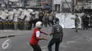 Warga Kampung Pulo menyerang Petugas saat penggusuran Kampung Pulo, Jakarta, Kamis (20/8/2015). Penggusuran pemukiman Kampung Pulo dilakukan oleh 2.200 personel gabungan untuk normalisasi Sungai Ciliwung. (Liputan6.com/Herman Zakharia)
