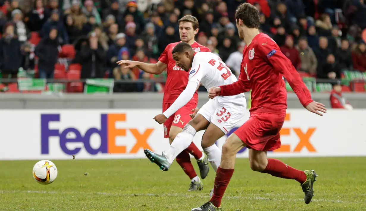 Gelandang Liverpool, Jordon Ibe (tengah) berusaha menendang bola dari kawalan dua pemain Rubin Kazan pada lanjutan Liga Europa Grup B di Kazan Arena, Rusia, (6/11). Liverpool menang atas tuan rumah Rubin Kazan dengan skor 1-0. (Reuters/Henry Browne)