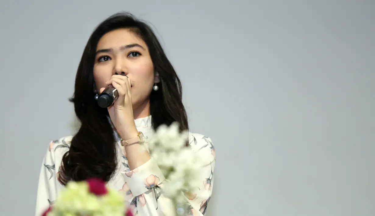 Penyanyi 24 tahun itu mengaku, saat ketemu dengan pelantun lagu Tegar itu selalu tertawa. Isyana yang selalu cerita kalau ketemu seniornya tersebut. Bahkan, kadang tertawa sampai nangis. (Nurwahyunan/Bintang.com)