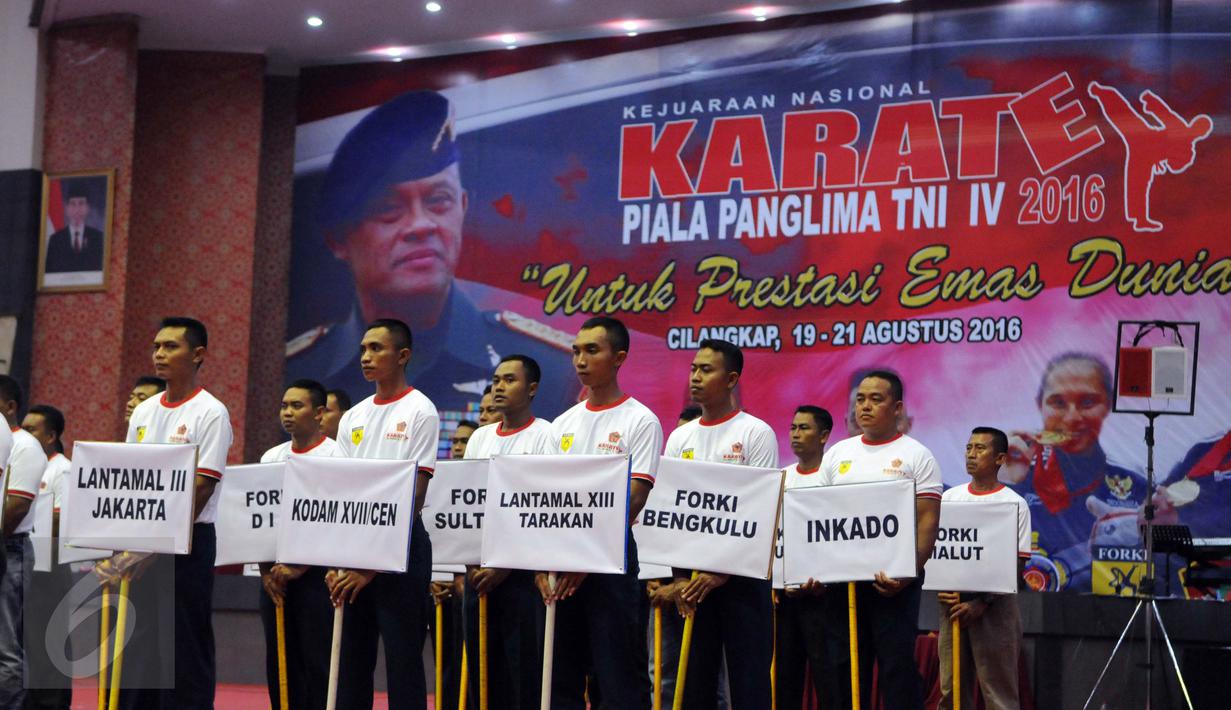 Sejumlah karateka mengikuti penutupan Kejurnas Karate Piala Panglima TNI ke-IV di GOR Mabes TNI, Jakarta, Minggu (21/8). Pada Kejurnas Karate yang diikuti oleh Peserta TNI ini tampil sebagai juara umum dari TNI AD. (Liputan6.com/Helmi Afandi)