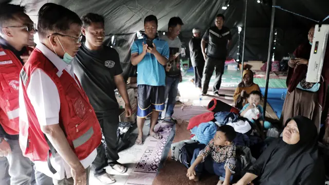 Ketua Umum PMI Jusuf Kalla Tinjau Lokasi dan Korban Gempa Cianjur