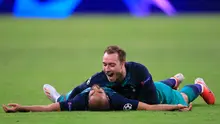 Gelandang Tottenham Hotspur, Christian Eriksen berselebrasi dengan Lucas Moura usai menang atas Ajax Amsterdam pada laga kedua semifinalLiga Champions di Stadion Johan Cruyff, Rabu (8/5). Tottenham secara dramatis merebut tiket final Liga Champions setelah menaklukkan Ajax 3-2. (AP/Peter Dejong)