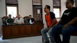Warga negara Prancis, Samuel Pierre Danguny (kedua kiri) menjalani sidang atas kepemilikan narkoba di Pengadilan Negeri Denpasar, Bali, Kamis (1/8/2019). Pierre diamankan pada 15 Maret 2019 dengan barang bukti berupa 6 paket ganja, 2 paket hasis, dan 1 paket sabu.  (SONNY TUMBELAKA/AFP)