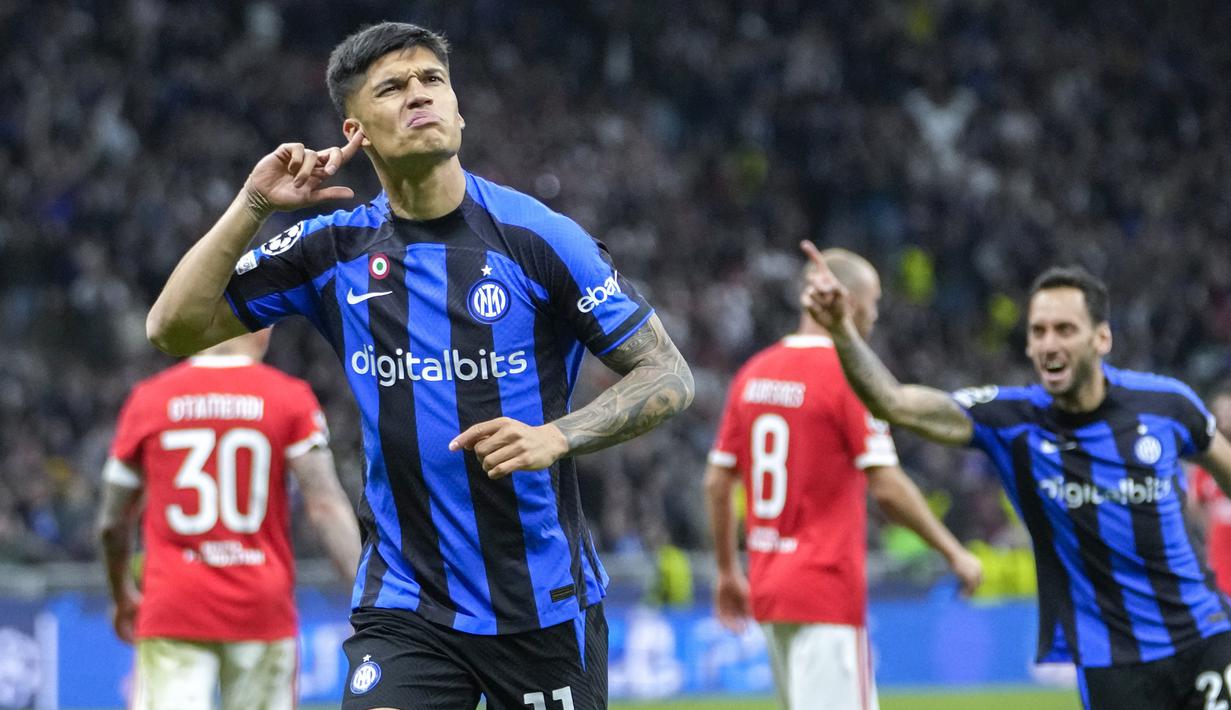 Inter Milan berhasil melaju ke babak semifinal setelah menyingkirkan Benfica. Pada duel di Giuseppe Meazza, I Nerazzurri bermain imbang lawan Benfica dengan skor 3-3. (AP Photo/Luca Bruno)