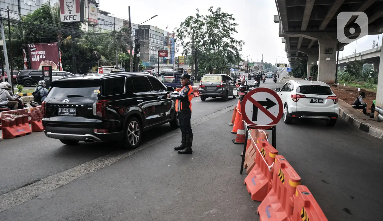 Petugas Dinas Perhubungan (Dishub) DKI Jakarta mengatur laju kendaraan saat rekayasa lalu lintas di Jalan Laksamana Malahayati seiring mulai beroperasinya Off Ramp Jatiwaringin, Tol Becakayu, Jakarta Timur, Selasa (25/10/2022). Kepala Dishub DKI Jakarta Syafrin Liputo mengungkapkan rekayasa lalu lintas dilakukan karena Off Ramp Jatiwaringin Tol Becakayu mulai beroperasi yang berlangsung hingga 4 November mendatang. (merdeka.com/Iqbal S. Nugroho)