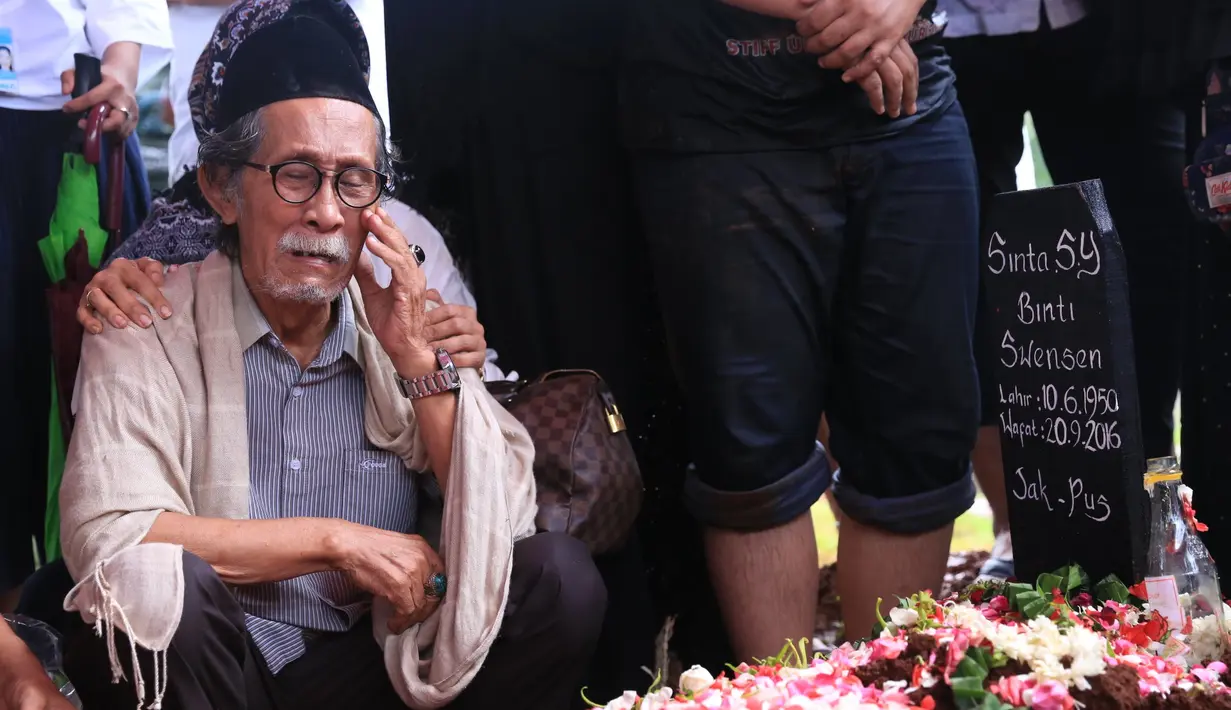 Pesinetron Shinta Muin dimakamkan di TPU Karet Bivak, Jakarta Selatan, hari ini Rabu, (21/9/2016). Suasana hujan warnai pemakaman artis senior itu. (Adrian Putra/Bintang.com)