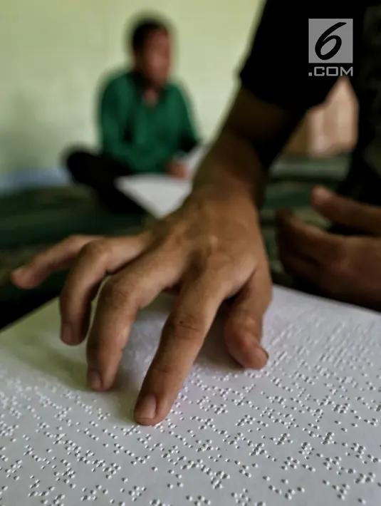 Santri penyandang tunanetra membaca Al Quran Braille di Yayasan Raudlatul Makfufin, Tangsel, Kamis (24/5). Al Quran ini memiliki tiga varian yakni dengan terjemahan Bahasa Indonesia, Bahasa Inggris dan tanpa terjemahan. (Liputan6.com/Fery Pradolo)