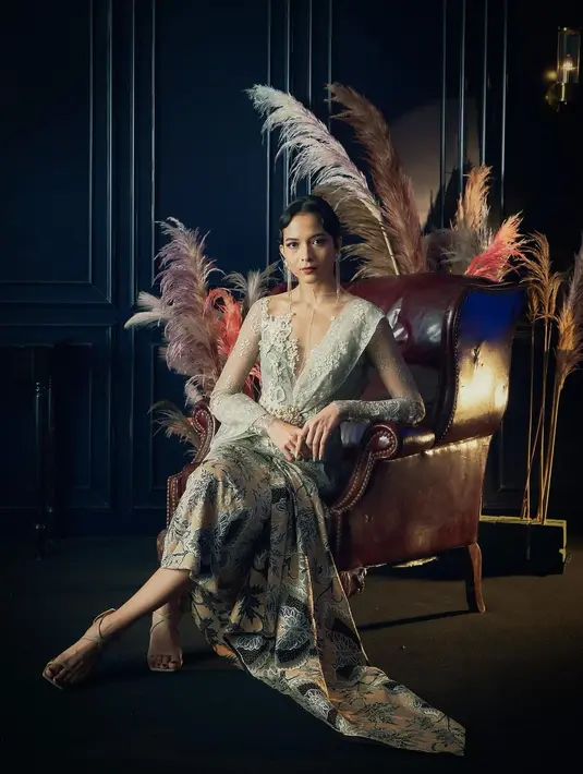 Putri Marino juga tampil menawan dengan kebaya custom bersiluet modern rancangan Sapto Djojokartiko. Kebaya cantik dengan garis leher yang dalam ini memiliki bordir cantik yang menyempurnakan penampilan Putri Marino, ditambah kain batik serasi sebagai rok. [Foto: Instagram/saptodjojokartiko]