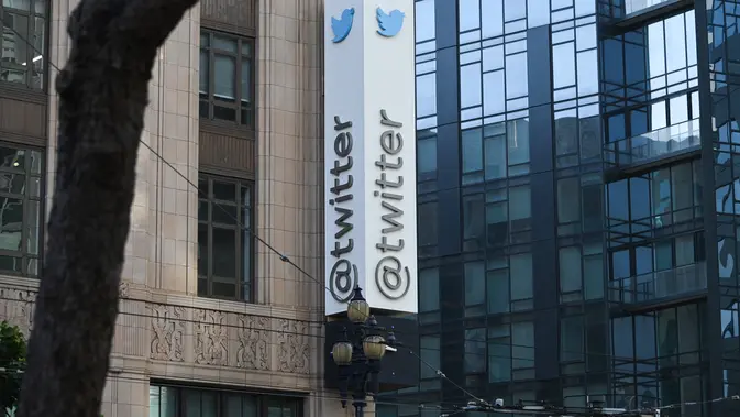 Kantor Pusat Twitter di San Francisco, California pada 4 November 2022. Setengah dari 7.500 karyawan Twitter diberhentikan pada 4 November, sebuah dokumen internal menunjukkan, ketika pemilik baru Elon Musk memulai perombakan besar-besaran dari perusahaan yang bermasalah. (AFP/Samantha Laurey)