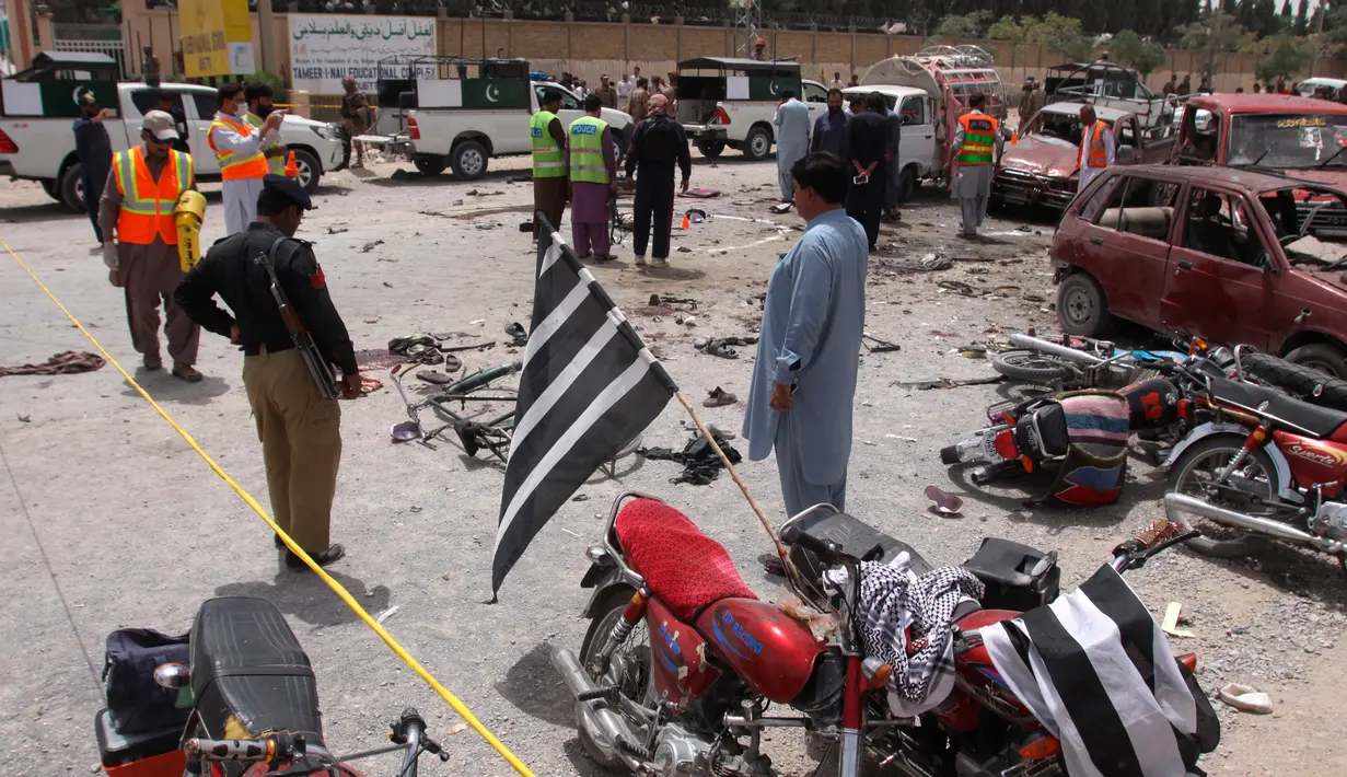 Personel keamanan berjaga di lokasi serangan bom bunuh diri di Quetta, Pakistan, Rabu (25/7). Selain menewaskan 31 orang, lebih dari 30 lainnya terluka. (AP Photo/Arshad Butt)