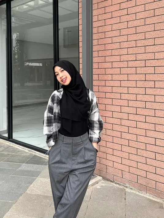 Penampilan Adiba dengan street style hijab terbilang cukup simpel. Dirinya juga lebih sering memadukan warna hitam di berbagai kegiatan. (Liputan6.com/IG/@adiba.knza)