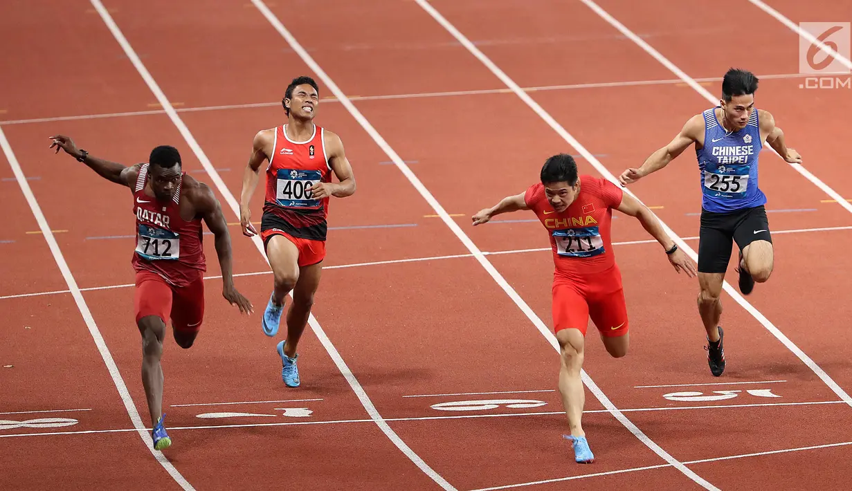 Sprinter Indonesia, Lalu Muhammad Zohri (kedua kiri) saat lari nomor 100 meter putra pada final atletik Asian Games 2018 di Stadion Utama GBK, Jakarta (26/8). Medali emas diraih pelari China, Bing Tian Su waktu 9,92 detik.  (Liputan6.com/Fery Pradolo)