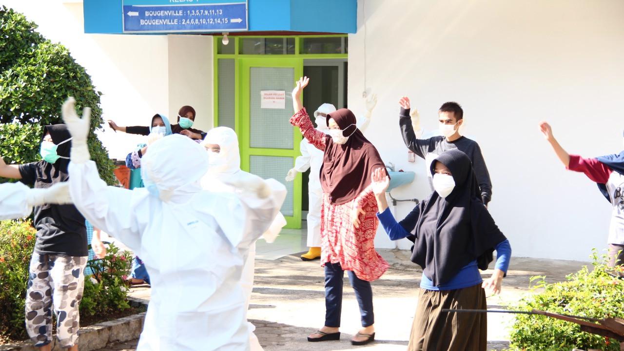 Tim medis mengajak pasien yang terpapar virus corona untuk senam bersama. (Liputan6.com/ Novia Harlina)