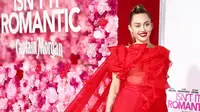 Gaun Miley Cyrus Tuai Beragam Komentar di Pemutaran Perdana Film Isnt'n It Romantic