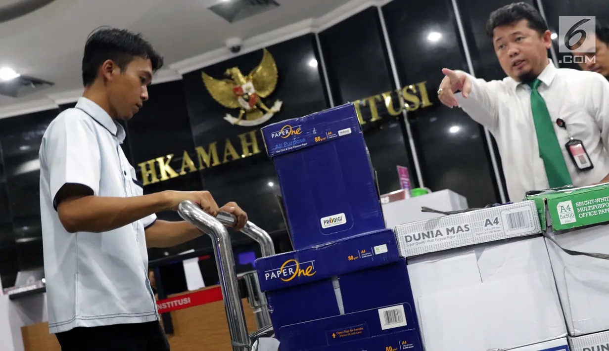 Tumpukan kardus berisi dokumen barang bukti yang diajukan tim BPN 02 pada sidang perselisihan hasil Pilpres 2019 dibawa masuk ke dalam Gedung Mahkamah Konstitusi, Jakarta, Kamis (13/6/2019). Sidang perselisihan hasil Pilpres 2019 akan berlangsung Jumat (14/6). (Liputan6.com/Helmi Fithriansyah)