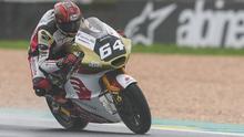 Pembalap Indonesia, Mario Suryo Aji, saat memacu motornya di sesi latihan bebas Moto2 Brasil 2026, Jumat (20/3/2026). (Dok. Honda Team Asia)