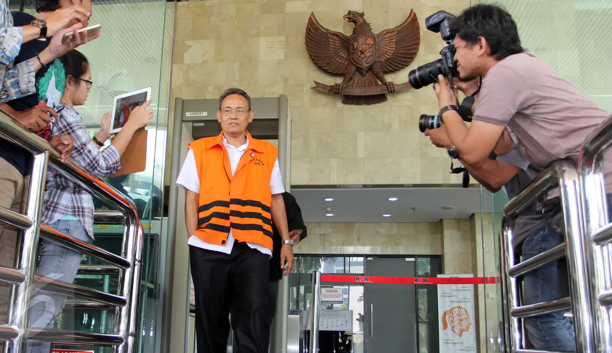Tersangka kasus suap mantan Ketua MK Akil Mochtar terkait pilkada Lebak, Kasmin berjalan keluar Gedung KPK, Jakarta, Jumat (4/9). Berkas penyidikan Kasmin sudah rampung dan segera disidangkan dalam waktu dekat. (Liputan6.com/Helmi Afandi)