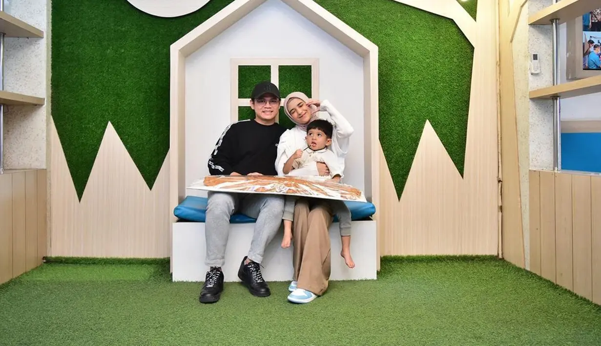 Makin bahagia, kini Syaki anak pertama Nadya dari pernikahan dengan Rizky DA pun sebentar lagi akan menjadi seorang kakak. Dalam kolom komentar, Iis Dahlia yang memang dekat dengan keluarga Nadya pun ikut memberikan selamat serta doa terbaik. (Liputan6.com/IG/@nadyamustikarahayu)