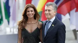 Presiden Argentinia Mauricio Macri dan istrinya Juliana Awada berpose saat tiba menghadiri KTT G20 di aula Elbphilharmonie di Hamburg, Jerman, (7/7). Sejumlah pemimpin negara berkumpul dalam KTT G20 pada 7-8 Juli 2017. (AP Photo/Michael Sohn)