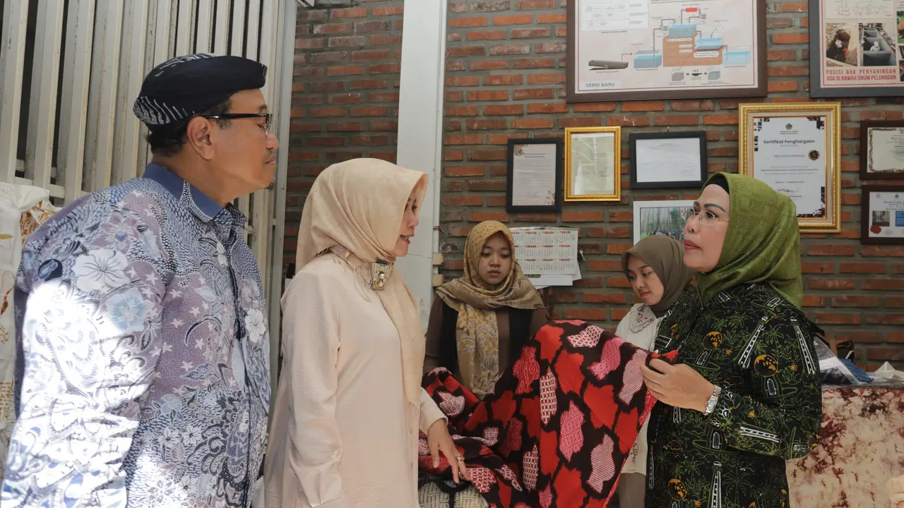 Bupati Serang, Ratu Tatu Chasanah (batik hijau/kanan) Saat Meninjau Pelatihan Membatik. (Dokumentasi Pemkab Serang).
