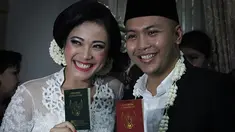 Delapan tahun silam, Reza Aditya resmi mempersunting Dhianty Jusuf. Rumah tangga pasangan ini pun selalu terlihat adem ayem dan bahagia. Dalam keterangan foto lawas yang diunggah, pria kelahiran 7 Mei 1986 itu berharap agar hubungannya dengan sang istri semakin mesra. (Liputan6.com/IG/@rezaditya17)