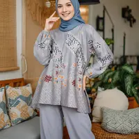 Blouse Batik Asimetris Abu dengan Detail Ruffle (Liputan6.com/MetaAi)