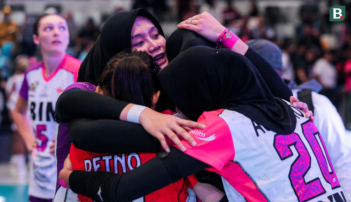 Selebrasi para pemain Jakarta BIN, Wilda Siti Nurfadhilah dkk setelah Megawati Hangestri mencetak poin kemenangan atas Jakarta Electric PLN pada laga grand final PLN Mobile Proliga 2024 di Indonesia Arena, Senayan, Jakarta, Sabtu (20/7/2024) malam WIB. Jakarta BIN menjadi juara setelah menang 3-2 (25-21, 25-20, 22-25, 21-25 dan 17-15) atas Jakarta Electric PLN. (Bola.com/Bagaskara Lazuardi)