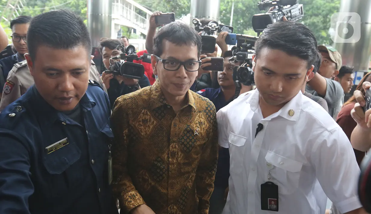 Menteri Pariwisata dan Ekonomi Kreatif Wishnutama saat tiba di Gedung KPK, Jakarta, Kamis (9/1/2020). Wishnutama mendatangi KPK untuk menyerahkan laporan harta kekayaan penyelenggara negara (LHKPN). (Liputan6.com/Herman Zakharia)