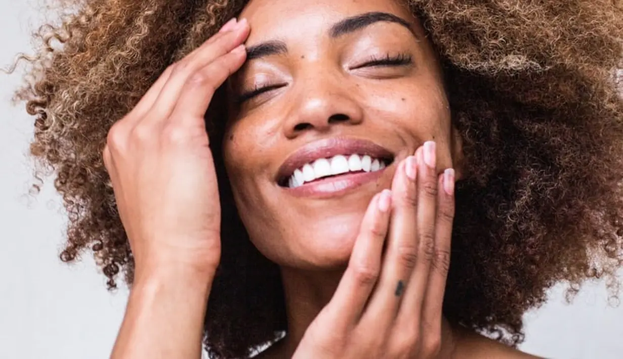 Membersihkan wajah setelah olahraga sangat penting dilakukan. Idealnya, lakukan dengan asam salisilat untuk membersihkan pori-pori dari keringat dan minyak. Foto: unsplash.com.