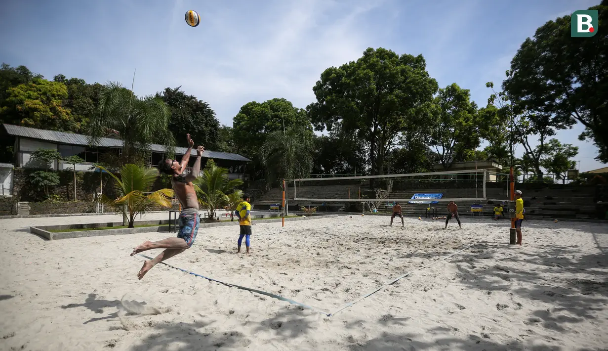<p>Pemain voli pantai putra Indonesia, Ade Candra Rachmawan melakukan service saat latihan persiapan SEA Games 2021 di Padepokan Voli Jenderal Kunarto, Sentul, Rabu (27/04/2022). (Bola.com/Bagaskara Lazuardi)</p>