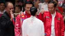 Presiden Joko Widodo mengacungkan jempol memberi semangat atlet wushu Indonesia, Lindswell Kwok saat bertanding di Asian Games 2018, Jakarta, Senin (20/8). Lindswell menyumbang emas kedua untuk Indonesia. (Bola.com/Vitalis Yogi Trisna)