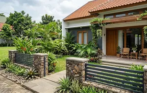 6 Desain Pagar Rumah Tanpa Tembok Tinggi, Bikin Fasad Lebih Terbuka dan Tetap Aman