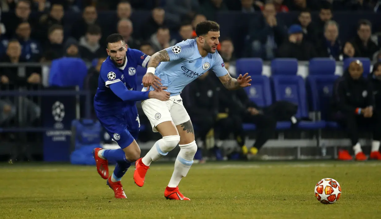 Tendangan penalti dari Nabil Benteleb pada leg 1, 16 besar Liga Champions 2018/19 yang berlangsung di stadion Veltins-Arena, Gelsenkirchen, Kamis (21/2). Man City menang 3-2 atas Schalke. (AFP/Odd Andersen)