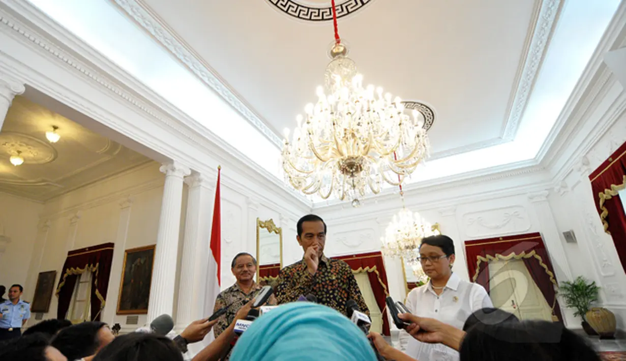 Presiden Joko Widodo bersama Dubes RI untuk Brasil Toto Riyanto didampingi Menlu Retno LP Marsudi, menggelar jumpa pers usai mengadakan pertemuan mendadak dan tertutup di Istana Merdeka, Jakarta, Selasa (24/2/2015). (Liputan6.com/Faizal Fanani)