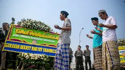 Dalam aksinya, massa menggelar doa bersama dan juga salat jenazah sebagai simbol telah matinya demokrasi Indonesia, Jakarta, (29/9/14). (Liputan6.com/Faizal Fanani)