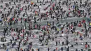 Peserta saat mengikuti lomba memancing ikan trout di sungai yang membeku di Hwacheon, Korea Selatan (6/1). Kontes ini merupakan bagian dari festival es tahunan yang menghasilkan lebih dari 1.000.000 pengunjung setiap tahunnya. (AP Photo/Ahn Young-joon)
