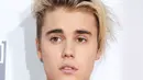 November 2015, Justin Bieber membiarkan rambutnya jadi gondrong dan agak berantakan. (Jon Kopaloff/FilmMagic/USMagazine)