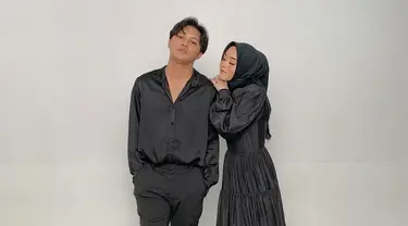 Bukan rahasia lagi jika anak-anak dari Sule selalu tampil kompak di berbagai momen. Termasuk anak pertama dan kedua, Rizky Febian dan Putri Delina. Keduanya selalu tampil kompak seperti memakai baju warna senada hitam. (Liputan6.com/IG/@putridelinaa)