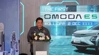 Menteri Koordinator Bidang Perekonomian Airlangga Hartarto dalam acara Seremoni Produksi Perdana Omoda 5 Electric Vehicle (EV). Saat ini, kekuatan industri otomotif di Indonesia setidaknya didukung oleh 26 perusahaan industri kendaraan bermotor roda empat dengan total kapasitas produksi mencapai 2,35 juta unit per tahun. (Dok. Kemenko Perekonomian)