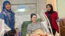 <p>Ayu Ting Ting, dibesuk kedua temannya saat berada di rumah sakit. (Foto: Instagram/@mom_ayting92_)</p>