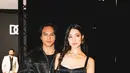 Keduanya tampil dalam balutan busana hitam serba sleek dan elegan, membuktikan bahwa chemistry mereka tak hanya kuat di balik layar, tapi juga di barisan front row dunia fashion internasional. [@jefrinichol].