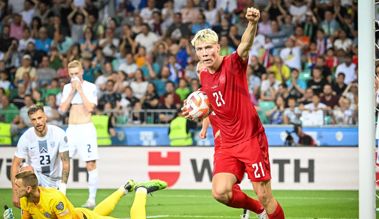 Striker Timnas Denmark, Rasmus Hojlund sementara juga menempati posisi ketiga dalam daftar top skor Kualifikasi Euro 2024. Pemain yang baru bergabung dengan Manchester United pada awal musim 2023/2024 ini total telah mencetak 7 gol dari 8 laga, termasuk satu kali hattrick ke gawang Finlandia pada laga pertama Grup H. Menyisakan dua laga lagi, Denmark sementara menghuni posisi kedua Grup H dengan 19 poin, sama dengan pemuncak klasemen, Slovenia. (AFP/Jure Makovec)