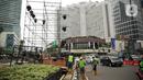 Pekerja memasang panggung untuk acara malam tahun baru di sekitar kawasan Bundaran HI, Jakarta, Rabu (25/12/2019). Merayakan pergantian tahun, Pemprov DKI Jakarta menggelar sejumlah acara di sejumlah titik sepanjang Jalan Sudirman-MH Thamrin. (Liputan6.com/Faizal Fanani)