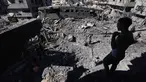 Seorang pria Palestina memeriksa kerusakan setelah serangan Israel di kamp Al-Bureij, Jalur Gaza Tengah pada 4 Juli 2025. (Eyad BABA/AFP)