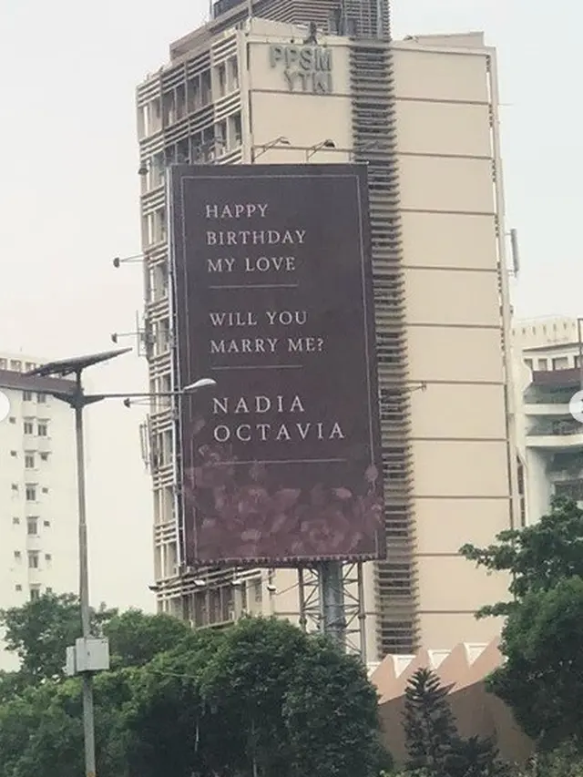 dilamar pakai baliho (foto: instagram/@nadia.oct)