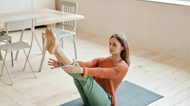 Mengenal Manfaat Latihan Seated Leg Raise untuk Menguatkan Otot Kaki